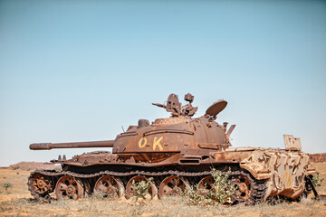 Fototapeta premium A lone, old tank from the Toyota War standing in a vast, arid landscape.