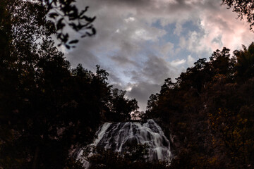 Obraz premium The background of the sea by the evening sea, with natural beauty (sea water, rocks, sky) and fishermen are fishing by the river bank, is a pleasure during travel.