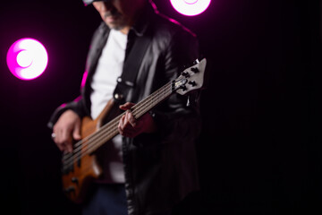 ベースを弾く男性