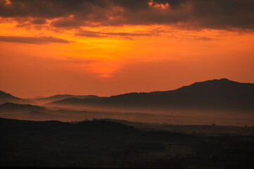 Obraz premium Panoramic nature background (mountains, sea, trees, twilight lights in the sky, waterfront communities), naturally blurred through the wind, seen on tourist spots or scenic spots