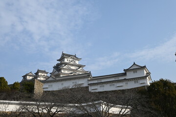 青空にそびえ立つ白鷺城、姫路城の大天守と小天守群