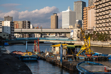 大阪・中之島周辺の運河と高層ビル群　都市景観と水辺の風景