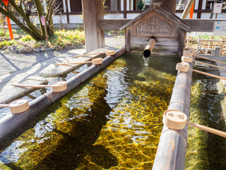 神社の手水舎とひしゃく　清らかな水で手を清める参拝風景