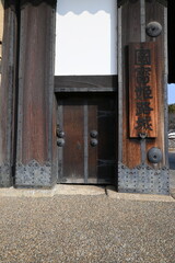 国宝・姫路城の歴史を物語る重厚な城門と看板