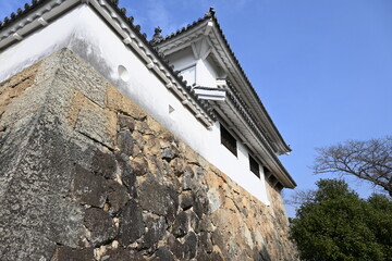 青空に映える白壁の櫓：堅牢な石垣と日本建築の美