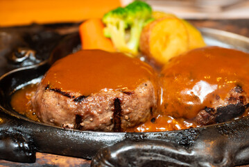 鉄板で焼いたハンバーグステーキ　濃厚デミグラスソースの洋食