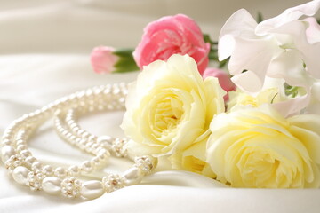 薔薇の花とアクセサリー