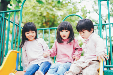 滑り台で遊ぶ小さな子どもたち