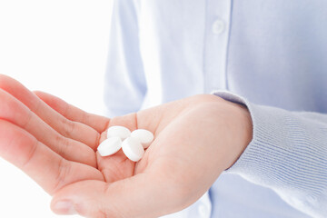 薬・サプリメントを服用する若い女性