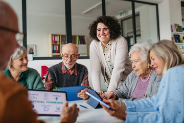 Obraz premium Tutor teaching seniors about phone scams and digital safety.