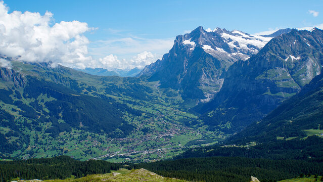 スイスのメンリッヒェンからクライネシャイデックへ向かうハイキングコースから見下ろす深い緑の谷間の村々