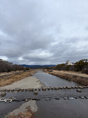 曇り空の冬の鴨川の縦アングル