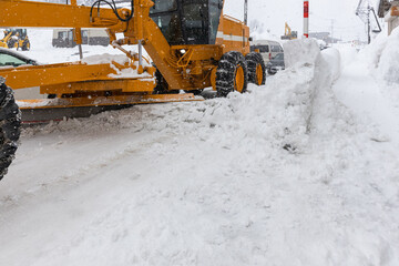 道路の除雪をする除雪グレーダ