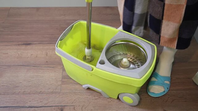 splashing and loud booming thuds when rinsing a mop in a bucket with a centrifuge