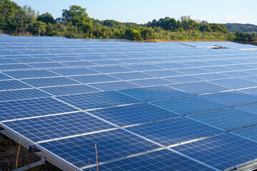 豊かな自然に囲まれた平地に整然と並ぶ、太陽光発電用のソーラーパネル