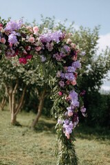 Obraz premium Floral arch with colorful blooms in outdoor garden setting