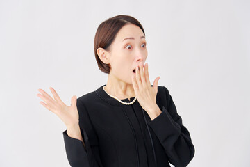 驚く喪服を着た女性　白背景　右向き