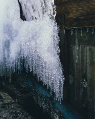 軒下に形成された巨大な氷柱と氷の芸術 / Natural ice art and massive icicles hanging from the eaves