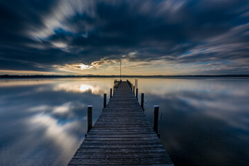 Obraz premium Sonnenuntergang am Steg in Sankt Heinrich - Münsing am Starnberger See - Bayern