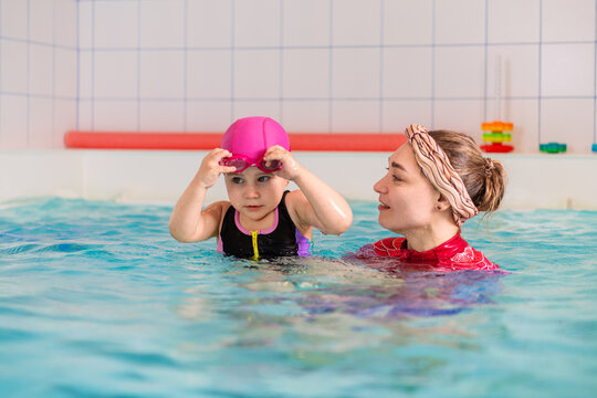 Toddler swimming lesson with instructor