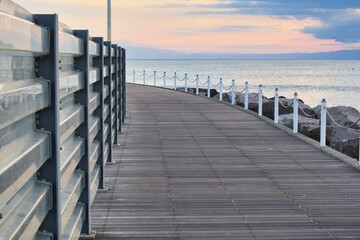 江ノ島　片瀬漁港　西プロムナード（西堤防,　西遊歩道）　の夕景 コピースペースあり（日本神奈川県藤沢市）Evening view of the West Promenade at Katase Fishing Port, Enoshima with copy space (Fujisawa City, Kanagawa Prefecture,Japan) © Manuela