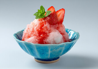 青磁の器に盛った和風いちごかき氷