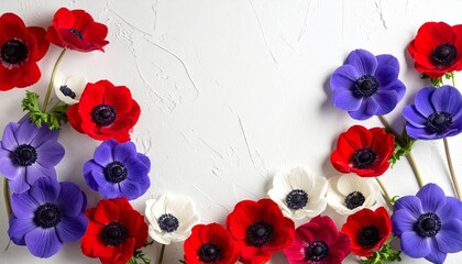 マットな白の漆喰壁を背景に、アネモネの花をフレーム状に配置した広告向け背景素材です。
赤・紫・青・白の花弁と黒い中心部が強いコントラストを生み、視線を引きつけます。
中央はコピーやロゴ配置に最適な広いネガティブスペースを確保しています。
ビューティー、ファッション、エディトリアル、季節キャンペーンに適した汎用ビジュアルです。