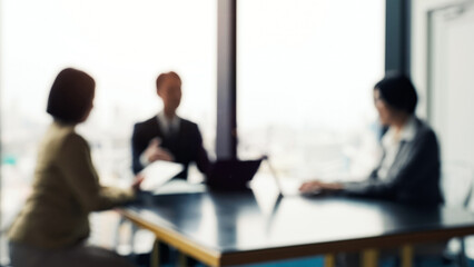 オフィスで会議するビジネスパーソンのグループのぼかしイメージ