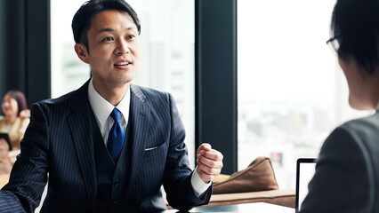 面談、商談、接客、笑顔、説明、ビジネスマン、受付、案内、会議、アドバイザー、相談、ミーティング、提案、面接、ビジネス、オフィス、ロビー、打ち合わせ、ポジティブ、楽しい、チーム、職場、同僚、スーツ、人材、日本人、ビジネスパーソン、男性、女性、会話、チームワーク、グループ、コンサルタント、コンサルティング、顧客、コーチング、指導、明るい、上司、部下、経営、店員、ミドルエイジ、中年、40代、管理職、教え