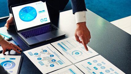 ビジネス、会議、ミーティング、打ち合わせ、ビジネスマン、チーム、経営、マネジメント、マーケティング、指示、指導、書類、決算、経理、資料、グラフ、分析、リサーチ、レポート、企画書、データ、調査、ノートパソコン、PC、コンサルタント、コンサルティング、アドバイザー、顧問、オフィス、人材、日本人、手元、顔なし、アップ、相談、会話、ディスカッション、ビジネスパーソン、チームワーク、グループ、企業、戦略、P