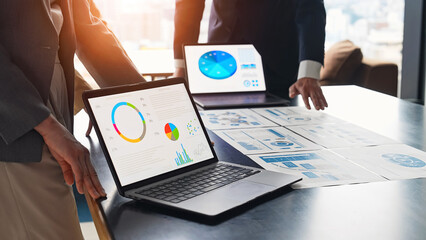 ビジネス、会議、ミーティング、チームワーク、ワークショップ、研修、指導、リーダーシップ、指示、経営、オフィス、人材、日本人、手元、顔なし、アップ、チーム、男性、女性、相談、会話、ディスカッション、ビジネスパーソン、ビジネスマン、グループ、打ち合わせ、企業、戦略、マネジメント、マーケティング、プロジェクト、企画、会社、シルエット、逆光、シリアス、ノートパソコン、書類、資料、レポート、企画書、データ、