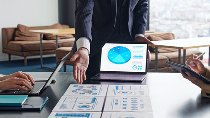 ビジネス、会議、ミーティング、打ち合わせ、ビジネスマン、チーム、提案、プレゼンテーション、コンサルタント、コンサルティング、アドバイザー、画面、レポート、報告、ノートパソコン、PC、DX、IT、書類、マーケティング、リサーチ、調査、企業、決算、経理、会計、業務、改善、改革、オフィス、人材、日本人、ビジネスパーソン、手元、顔なし、アップ、相談、会話、ディスカッション、チームワーク、グループ、経営、戦