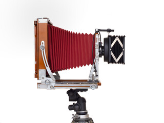 三脚にセットした木製の8&times;10カメラ