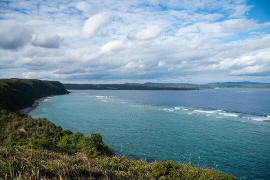 エメラルドグリーンの海と青い海の間にリーフの波がある海岸