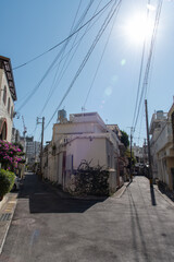 街中の路地裏の分かれ道