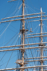 白い帆船のマスト