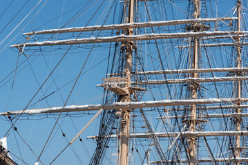 白い帆船のマスト