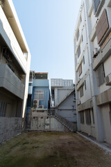 建物に囲まれた空き地