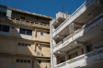 古びた2つのビル