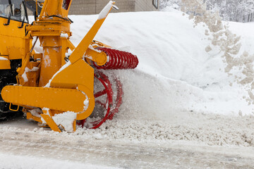 道路の除雪をするロータリ除雪車のオーガ