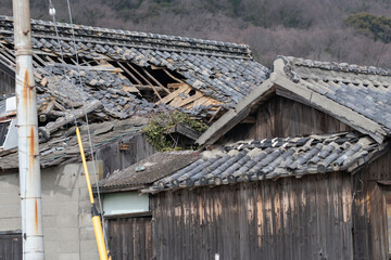 朽ちた日本家屋