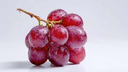 Naklejka premium A cluster of red grapes with water droplets on a light background. Concept Red grapes, Water droplets, Close-up fruit, Fresh produce, Light background