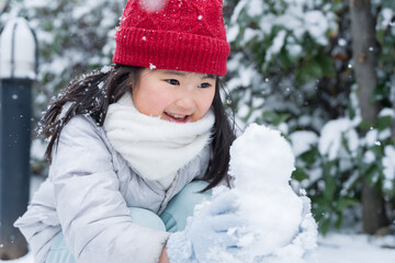 雪だるまを作る子供