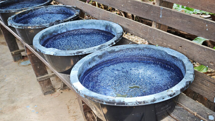Naklejka premium Indigo liquid in an indigo curing tank Ready for dyeing
