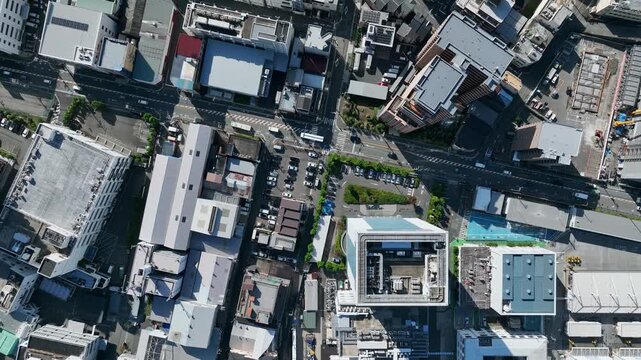 道路、交通、都市、ドローン、空撮、高速道路、物流、ロジスティクス、自動車、交差点、ジャンクション、住宅、都会、俯瞰、展望、パノラマ、ハイアングル、鳥瞰図、風景、景観、景色、上から見た、見下ろす、社会、現代、不動産、建設、ビル、日本、町並み、街、行政、公共、ビジネス、産業、インフラ、倉庫、モビリティ、クルマ、屋上、屋根、建物、オートモーティブ、トラフィック、駐車場、運送、設計、昼間、60p