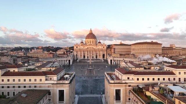 La Basilica di San Pietro. Vista aerea in time lapse di una delle mete turistiche pi&ugrave; visitate al mondo, Roma, Italia.
Vista panoramica di Via della Conciliazione e di San Pietro in Vaticano.