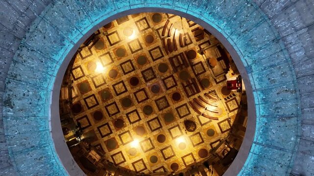 la cupola e l'occhio del Pantheon di Roma, italia. Vista aerea in time lapse
Il Drone entra all'interno del Pantheon passando dal buco in cima alla cupola.