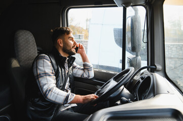 Obraz premium Truck driver talking on phone while driving
