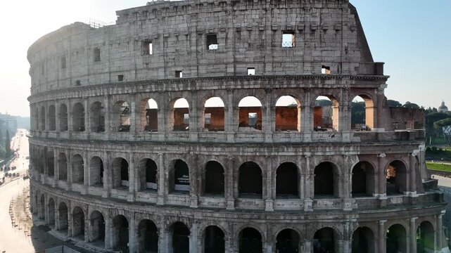 Vista aerea in time lapse del Colosseo a Roma. Italia.
Ripresa con drone del colosseo o anfiteatro Flavio, emblema della citt&agrave; di Roma. 