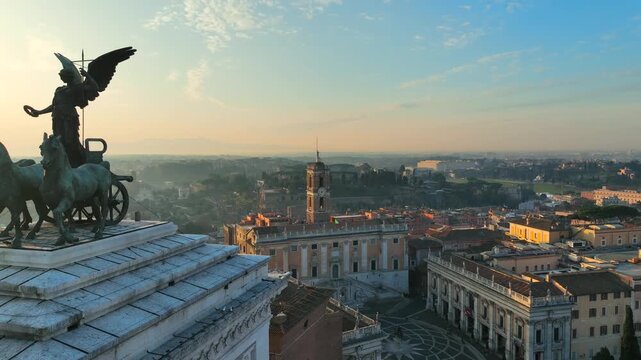 L'altare della Patria (altare della Patria) o Milite Ignoto a Roma. Vista aerea, time lapse.
Vista dall'alto del centro della citt&agrave; di Roma all'alba.
